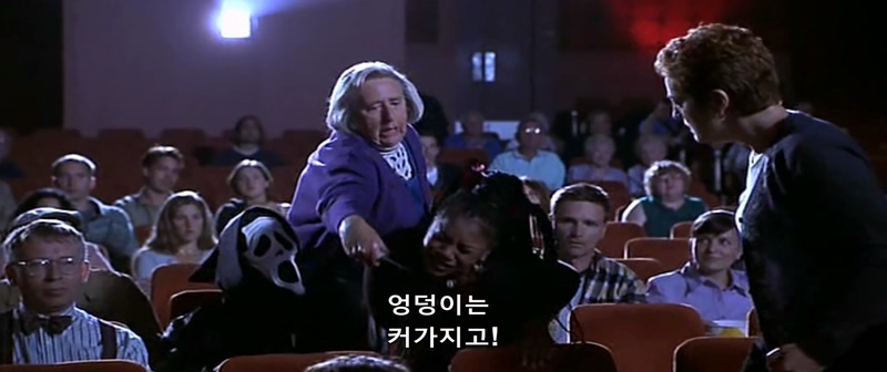영화관에서 존나 민폐를 끼치는 여자_26.jpg