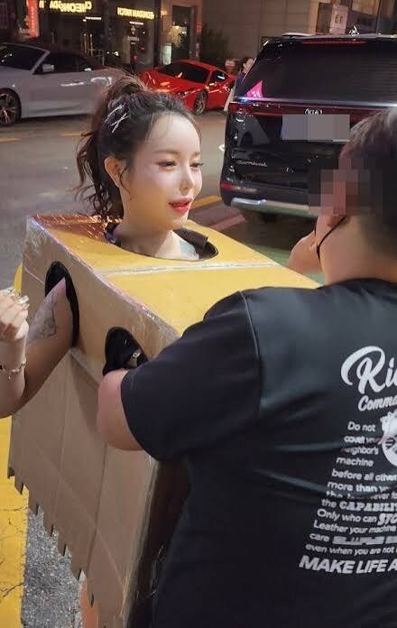 알몸 만지게 한