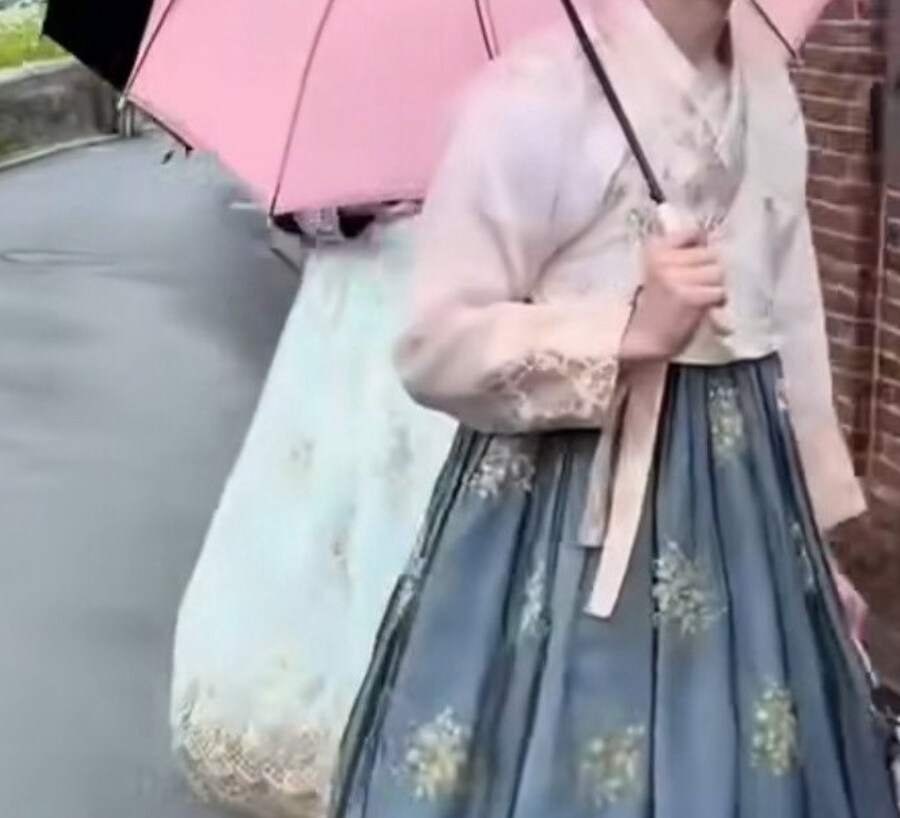 한복입고 관광중인 외국인 아가씨들_1.jpg