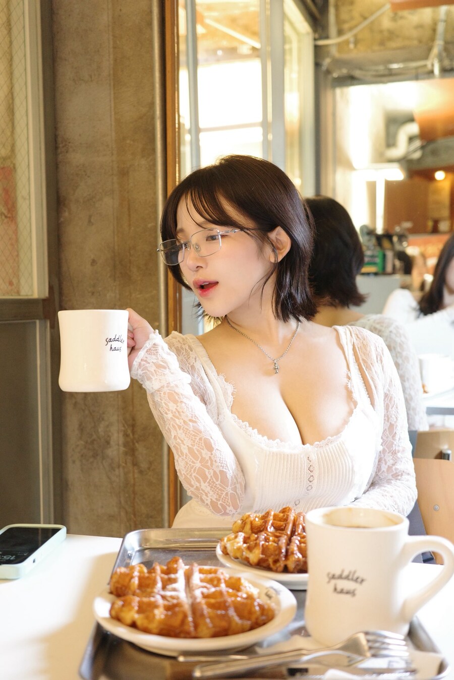 신사동에 놀러온 일본 그라비아녀.jpg_2.jpg