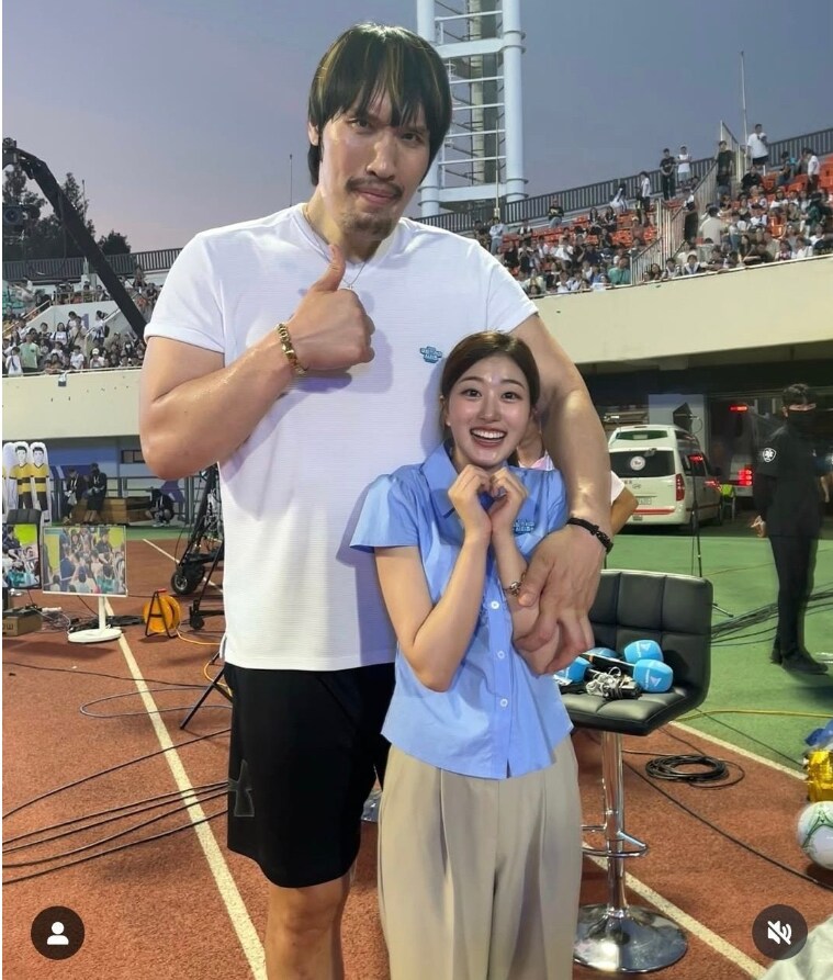 최홍만과 사진 찍은 여자 아나운서_1.png