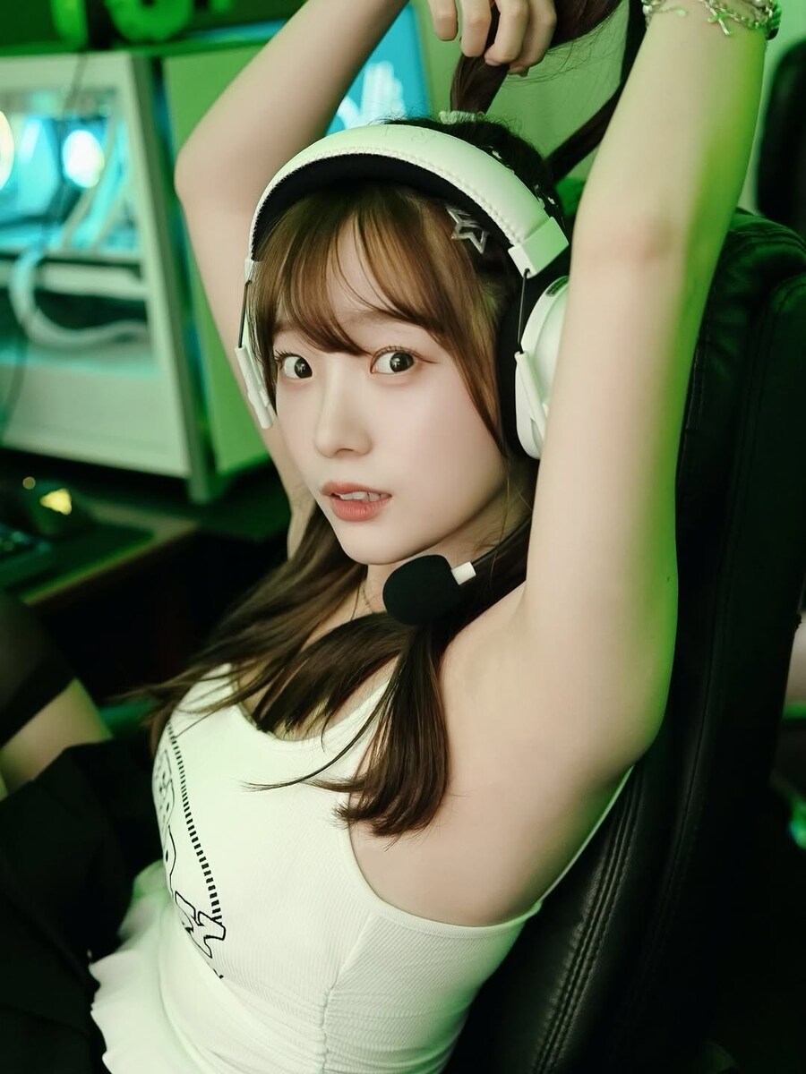 겨드랑이 보여주는 누나 jpg_1.jpg
