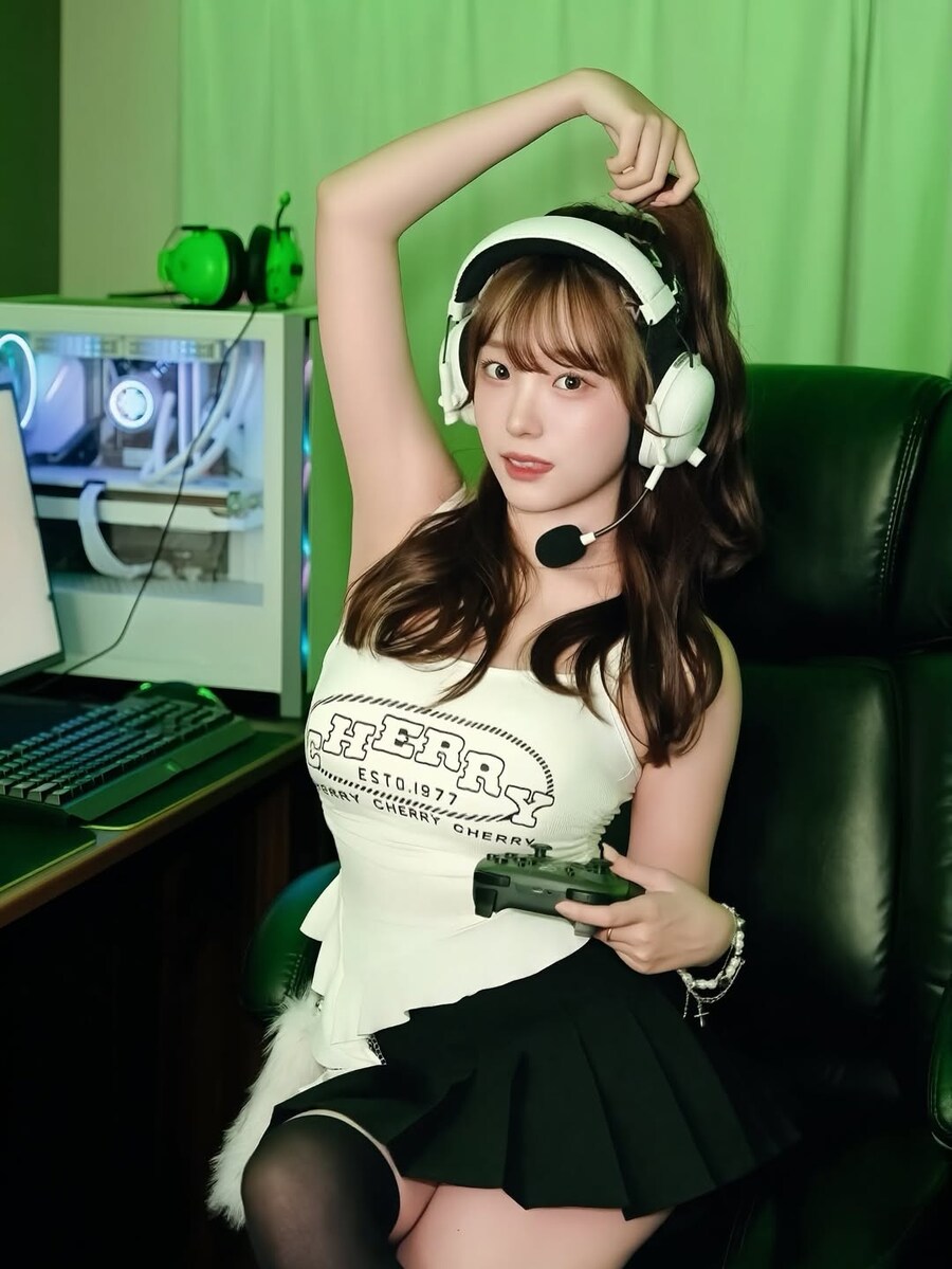 겨드랑이 보여주는 누나 jpg_3.jpg
