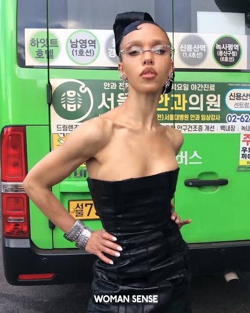 영국가수 Fka 트위그스가 한국와서 찍은 사진_1.jpg