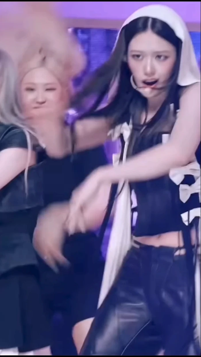 호불호 갈리는 패션 gif_1.webp