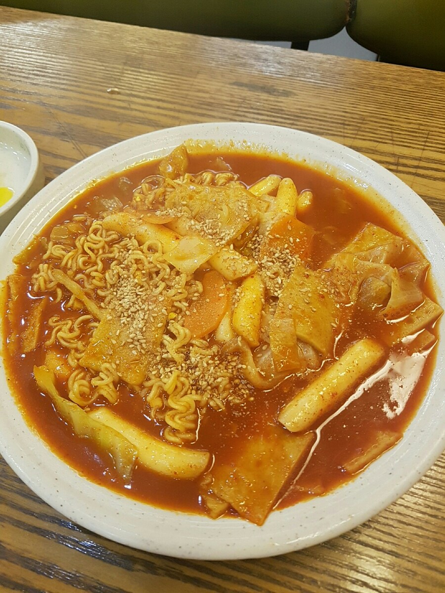 평소엔 김밥천국 잘 안가는데 가끔 생각나는거_1.jpg