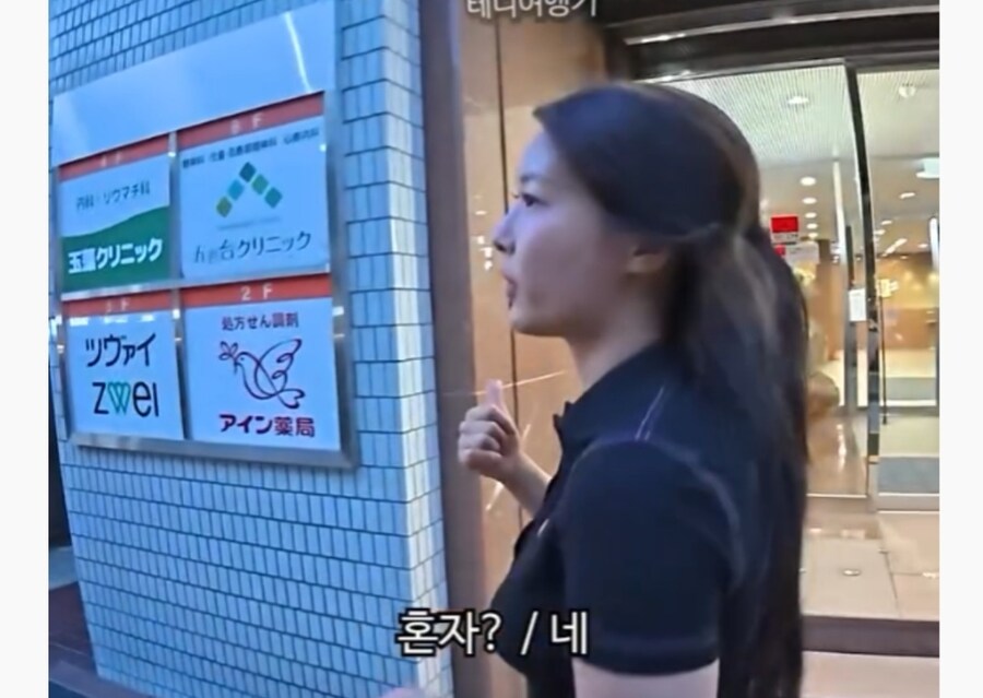 여성이 일본에서 혼밥 하는데 사람들이 이상하게 쳐다본 이유_5.jpg