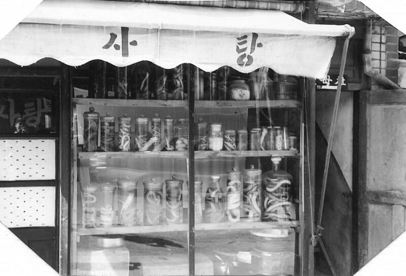 1965년 서울의 한 사탕가게.jpg_1.jpg
