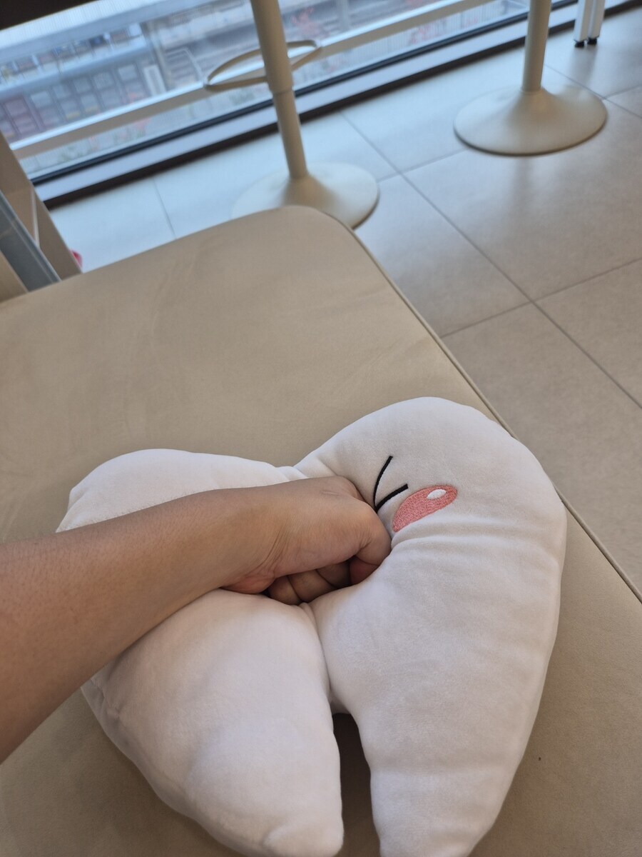 치과올때마다 소파 옆에서 비웃는놈이 있다_2.jpg