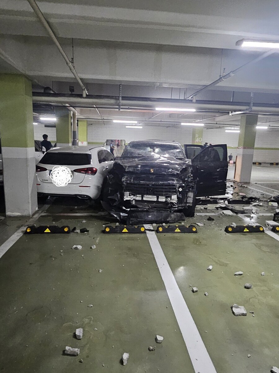 벽을 부수고 지나간 자동차_1.jpg