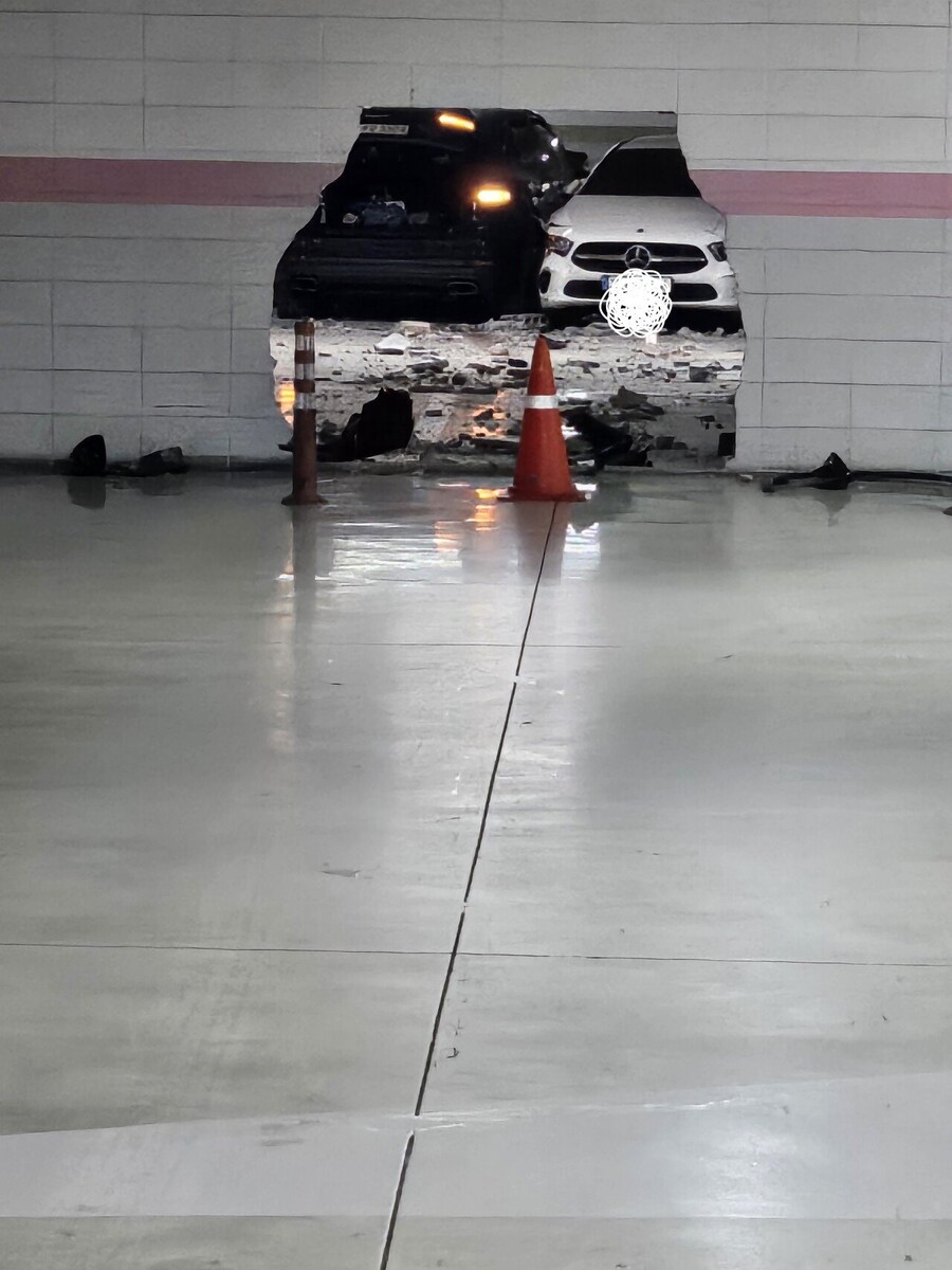 벽을 부수고 지나간 자동차_2.jpg