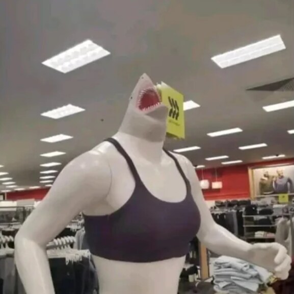 비 현실적인 신체비율을 가진 마네킹_1.png