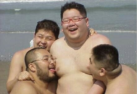 빨간 안경 거유 남자두명이 핥아주는 짤_2.jpg
