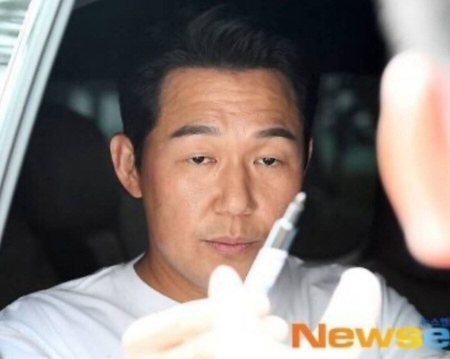 팬에게 사인을 해주는 연예인.jpg_1.jpg
