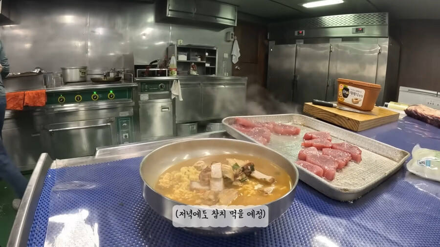 참치잡이 원양 어선 선원들이 가장 힘들어 하는 점_3.jpg