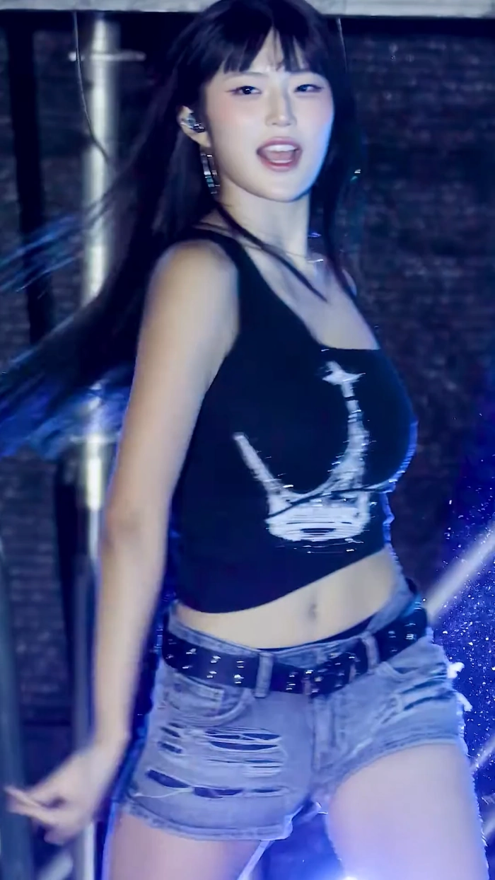 호불호 갈리는 복장 gif_2.webp