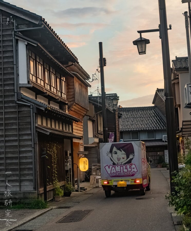 아름다운 일본거리에 나타난 수상한 차량_2.jpg