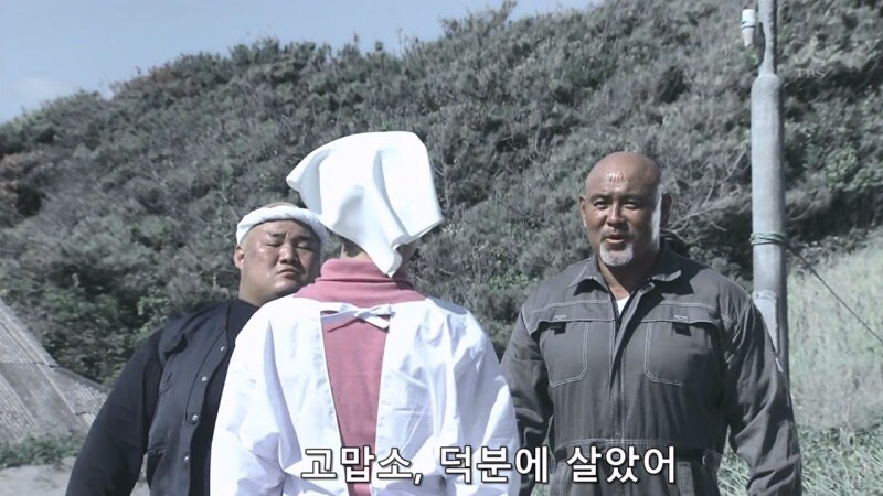 지나가던 유부녀를 습격하는 남자들_27.jpg