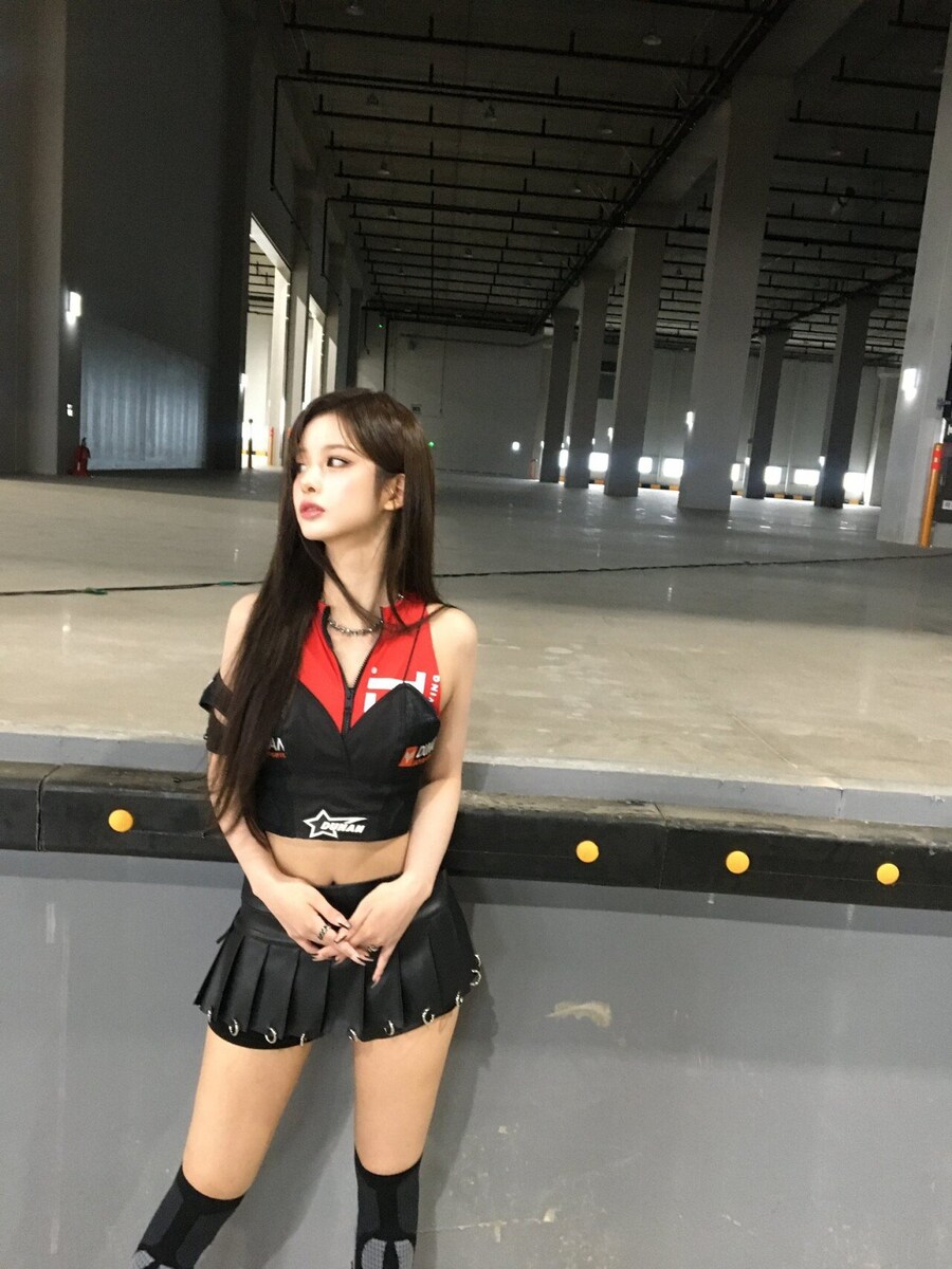 레이싱걸 복장 입은 설윤 레전드 ㄷㄷㄷㄷㄷㄷ_1.jpg