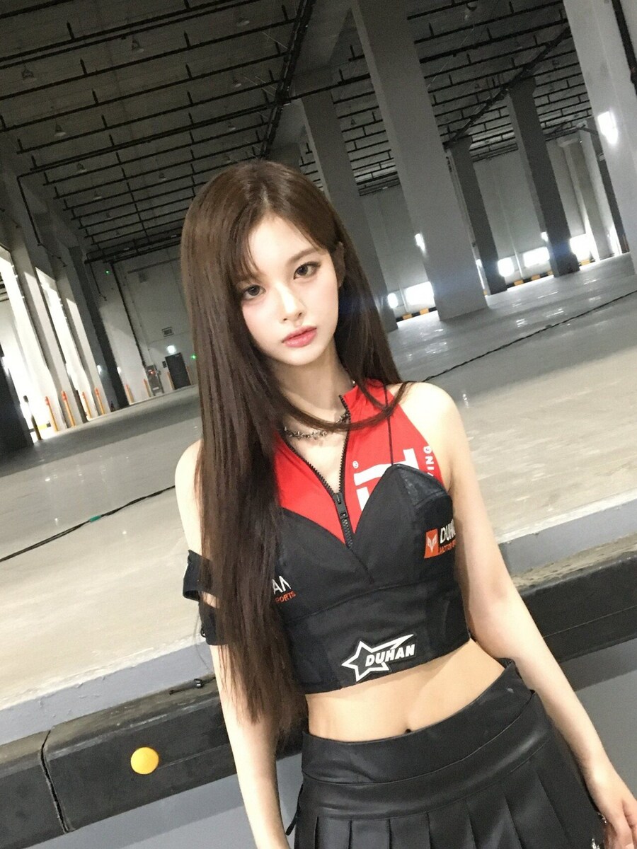레이싱걸 복장 입은 설윤 레전드 ㄷㄷㄷㄷㄷㄷ_2.jpg