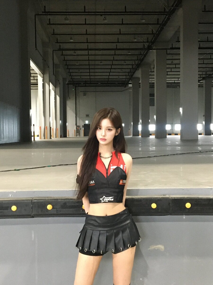 레이싱걸 복장 입은 설윤 레전드 ㄷㄷㄷㄷㄷㄷ_3.jpg