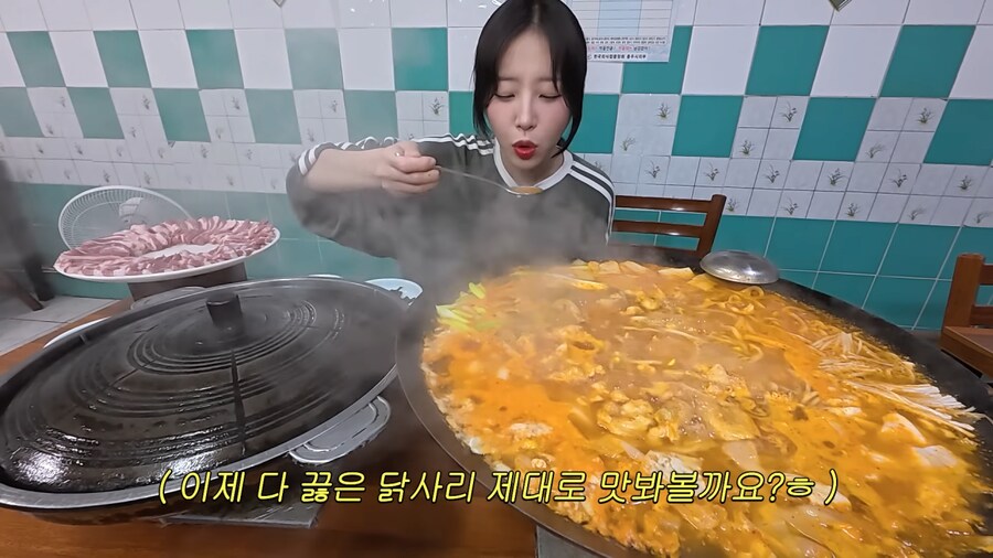 쯔양 먹방 지켜보고 박수친 사장님 부부_17.png