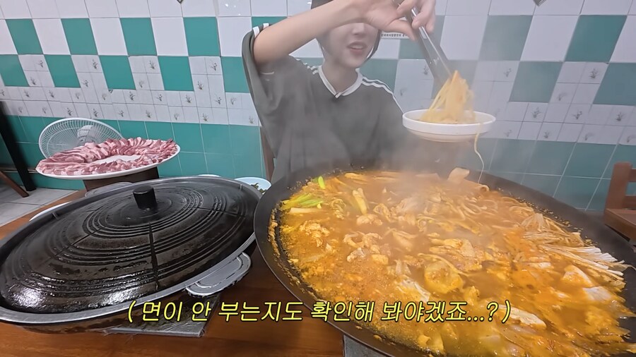 쯔양 먹방 지켜보고 박수친 사장님 부부_18.png