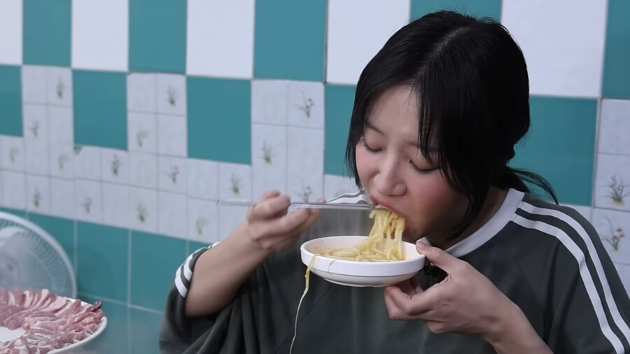 쯔양 먹방 지켜보고 박수친 사장님 부부_19.png