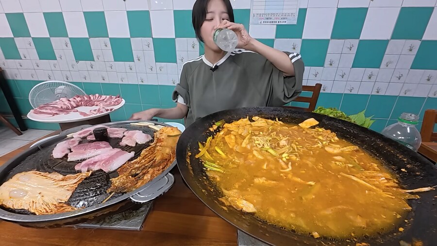 쯔양 먹방 지켜보고 박수친 사장님 부부_22.png