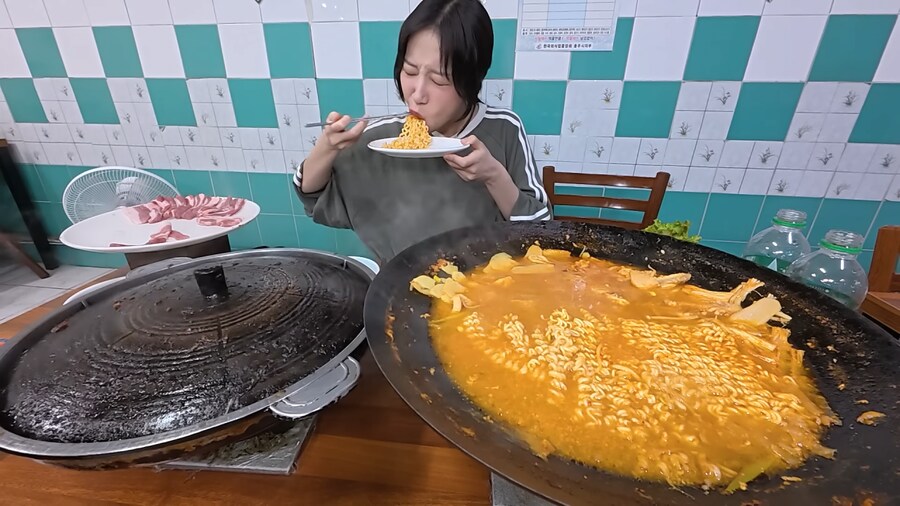 쯔양 먹방 지켜보고 박수친 사장님 부부_26.png