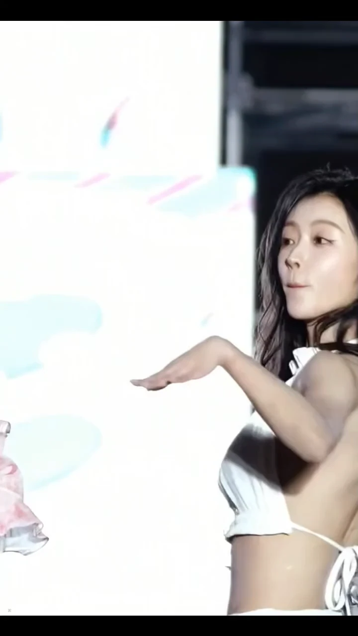 호불호 갈리는 복장 gif_1.webp