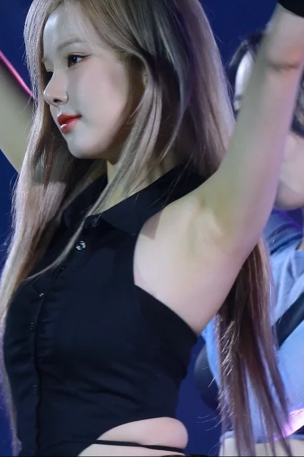 호불호 갈리는 겨드랑이 gif_1.webp