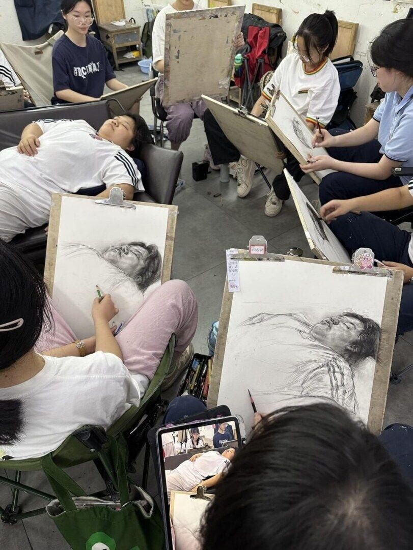 미대 실습실에서 잠들면 안되는 이유.jpg_1.jpg