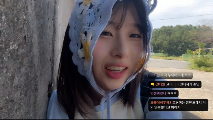 걷방하다 힘들었는지 길바닥에 누워서 방송하는 서터리머_2.png