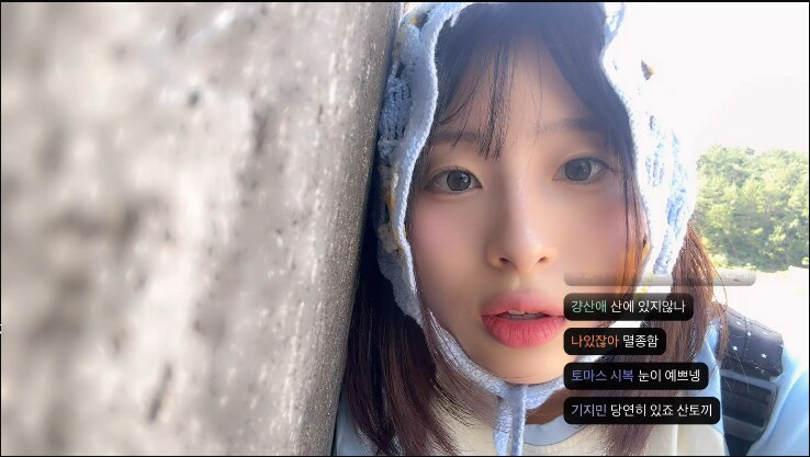걷방하다 힘들었는지 길바닥에 누워서 방송하는 서터리머_1.png