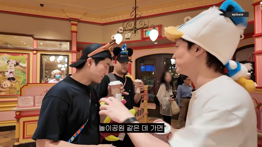 놀이공원에서 볼수있는 가족의 모습_1.png