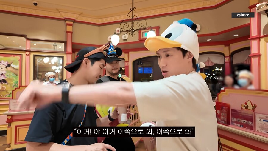 놀이공원에서 볼수있는 가족의 모습_7.png