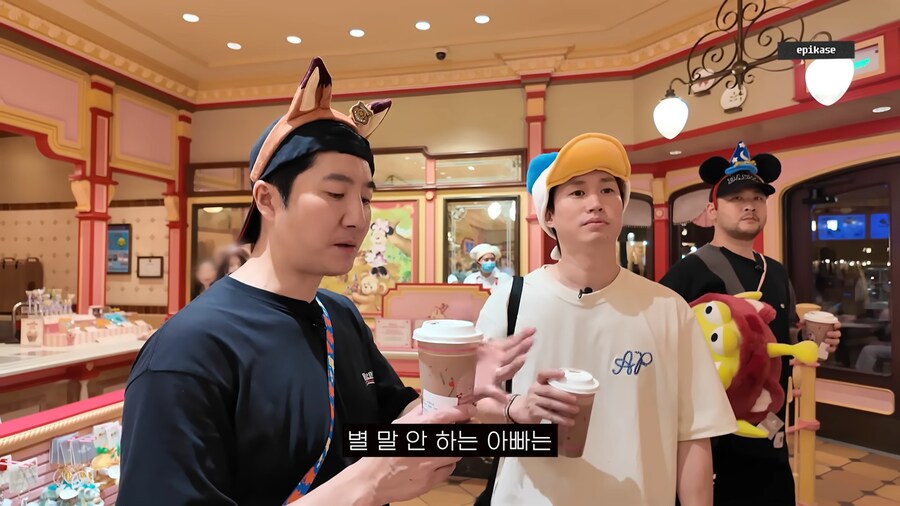 놀이공원에서 볼수있는 가족의 모습_13.png