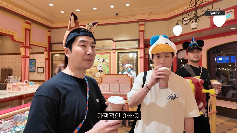 놀이공원에서 볼수있는 가족의 모습_14.png