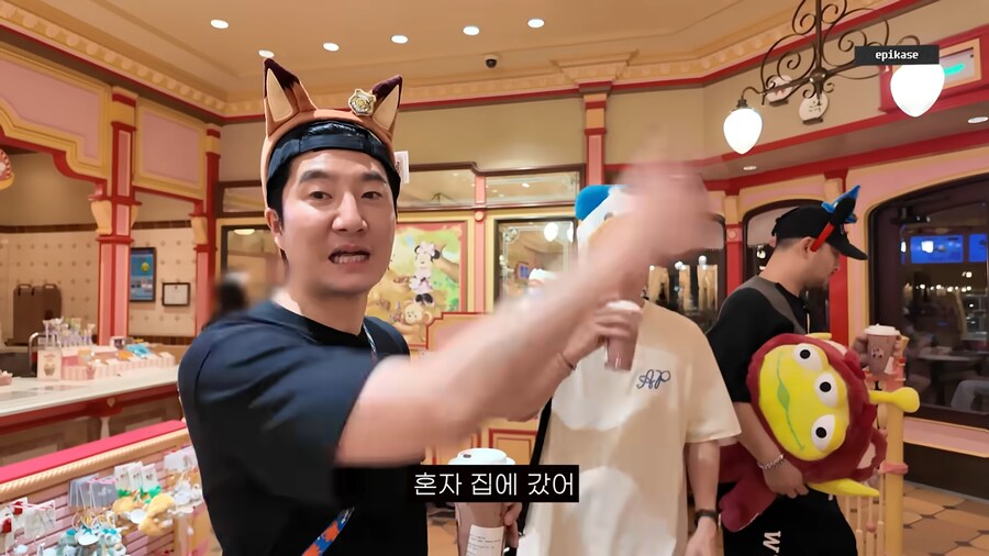 놀이공원에서 볼수있는 가족의 모습_17.png