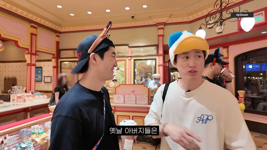 놀이공원에서 볼수있는 가족의 모습_18.png