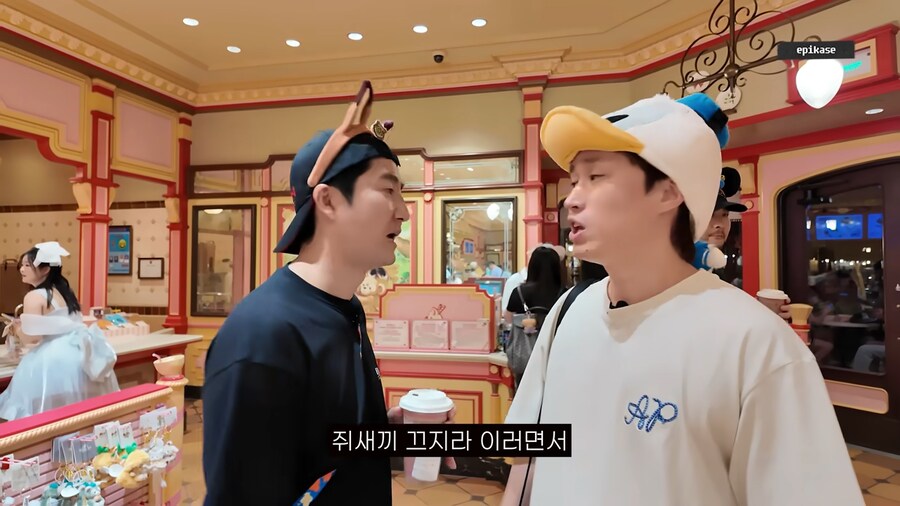 놀이공원에서 볼수있는 가족의 모습_22.png