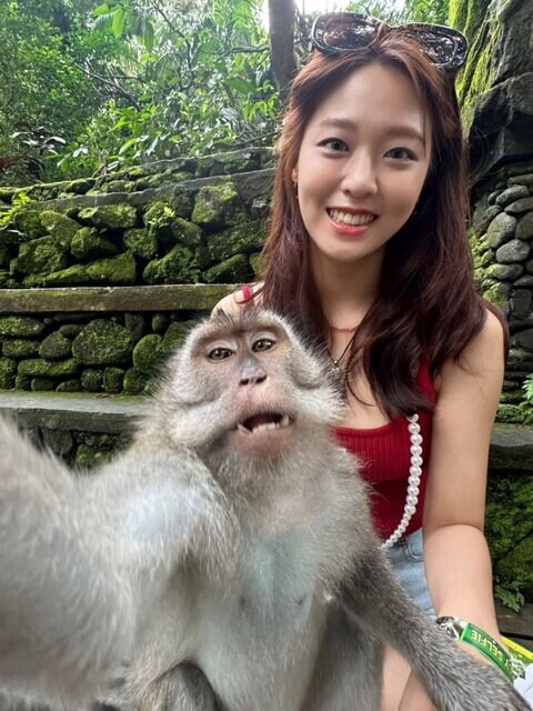 AOA 배우 설현 관광중 나타난 셀카 달인 원숭이_1.jpg