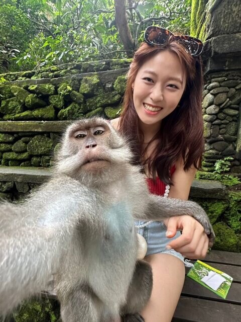 AOA 배우 설현 관광중 나타난 셀카 달인 원숭이_3.jpg