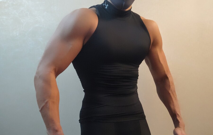딱붙는 옷입은 거유_2.jpg