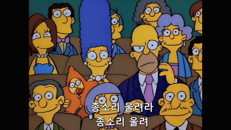 아들이 목을 붙잡혀서 끌려나가는데 별 관심이 없는 아버지_14.jpg