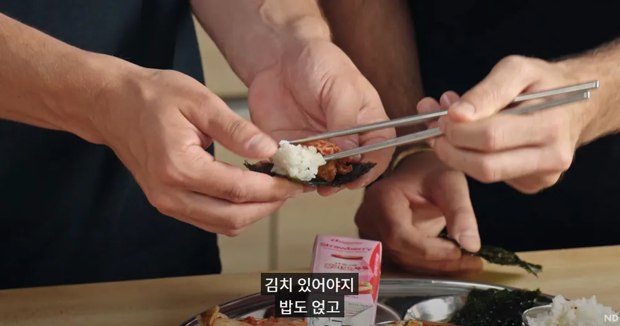 조회수 500만회 넘게 찍은 해외 대형 유튜버의 한국 급식_11.webp