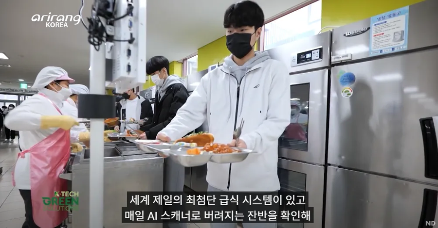 조회수 500만회 넘게 찍은 해외 대형 유튜버의 한국 급식_24.webp