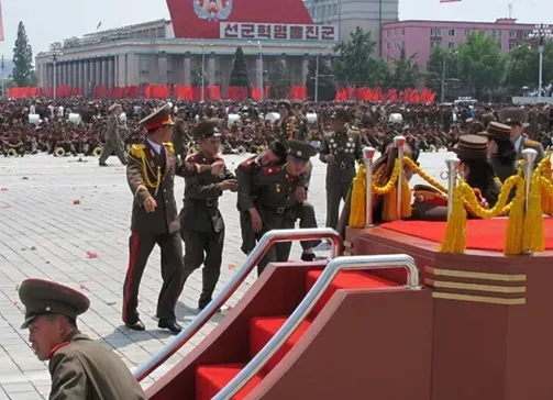 열병식 리허설에서 기절한 북한군 병사.jpg_1.webp