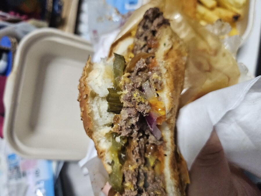 와 햄버거 기름기 개많네_4.jpg